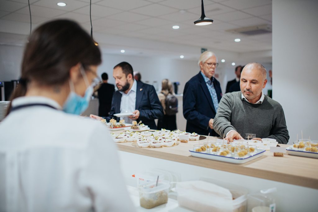 Réceptions privées et soirées thématiques à Bruxelles 7 Guests enjoying a business lunch in a corporate event space