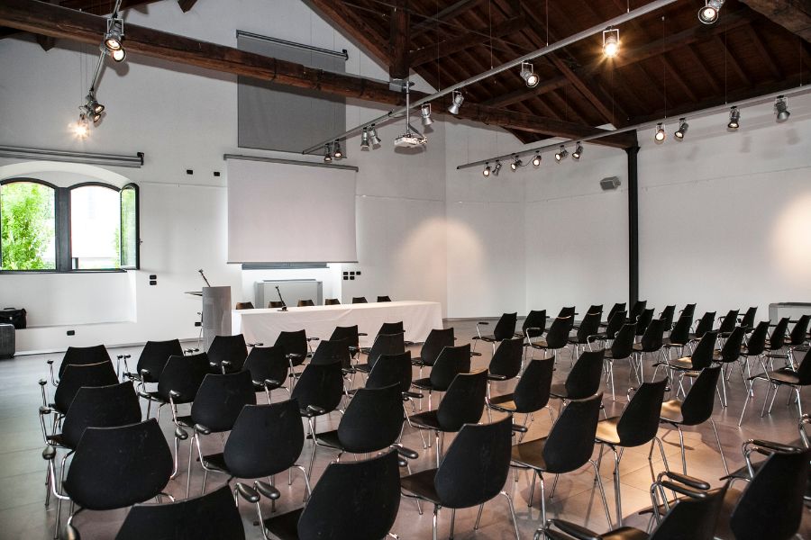 How to Choose the Best Conference Room Setup for Your Event 1 Conference room setup theater style