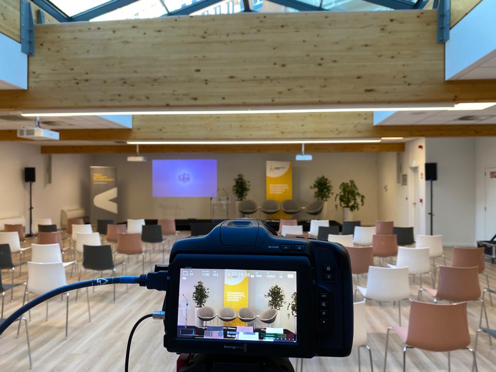 Réceptions privées et soirées thématiques à Bruxelles 5 Modern event venue in Brussels with camera setup and projection screen for corporate or private receptions