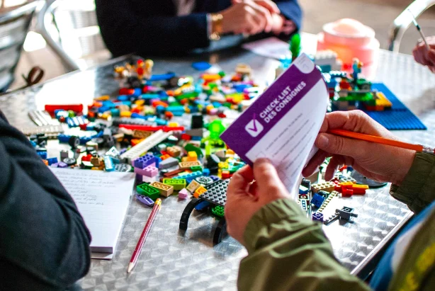 Réceptions privées et soirées thématiques à Bruxelles 4 Team playing Lego for entertainment at private receptions