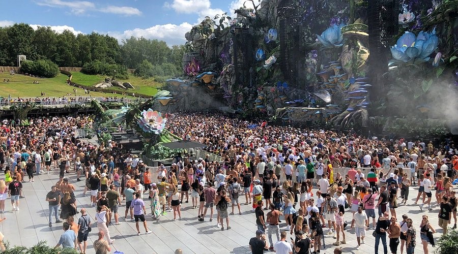 Crowd enjoying the main stage at Tomorrowland 2025 in Belgium surrounded by immersive stage design