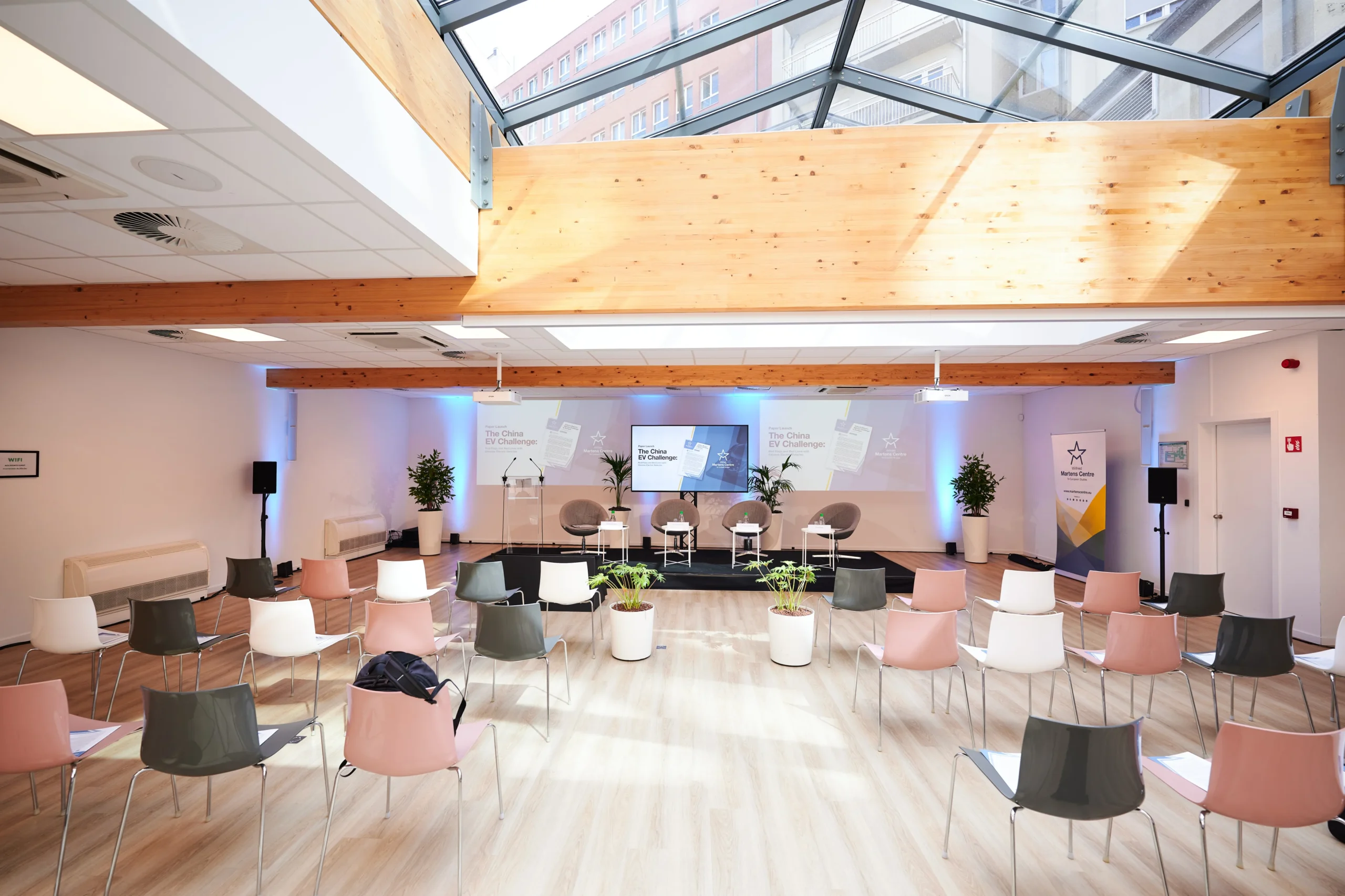 Location d'un espace événementiel à Bruxelles 8 Conference room middle view empty set for a pop up event